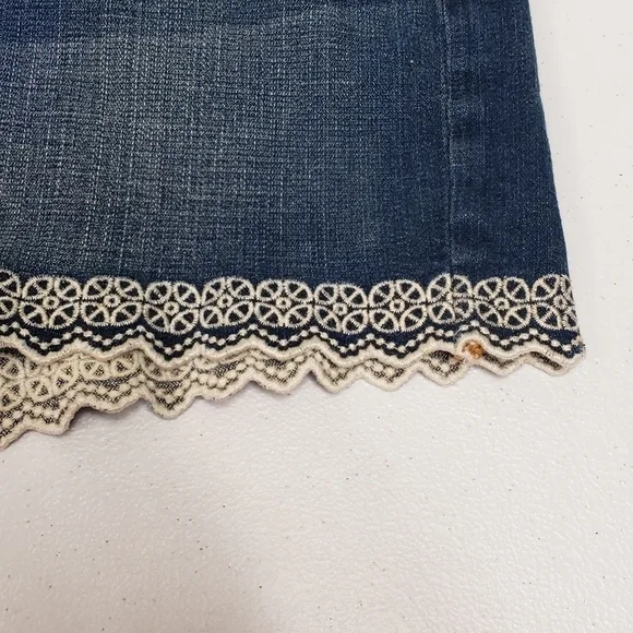 Lucky Brand Abbey Denim Shorts Embroidered Edge Size 8 - Picture 3 of 7